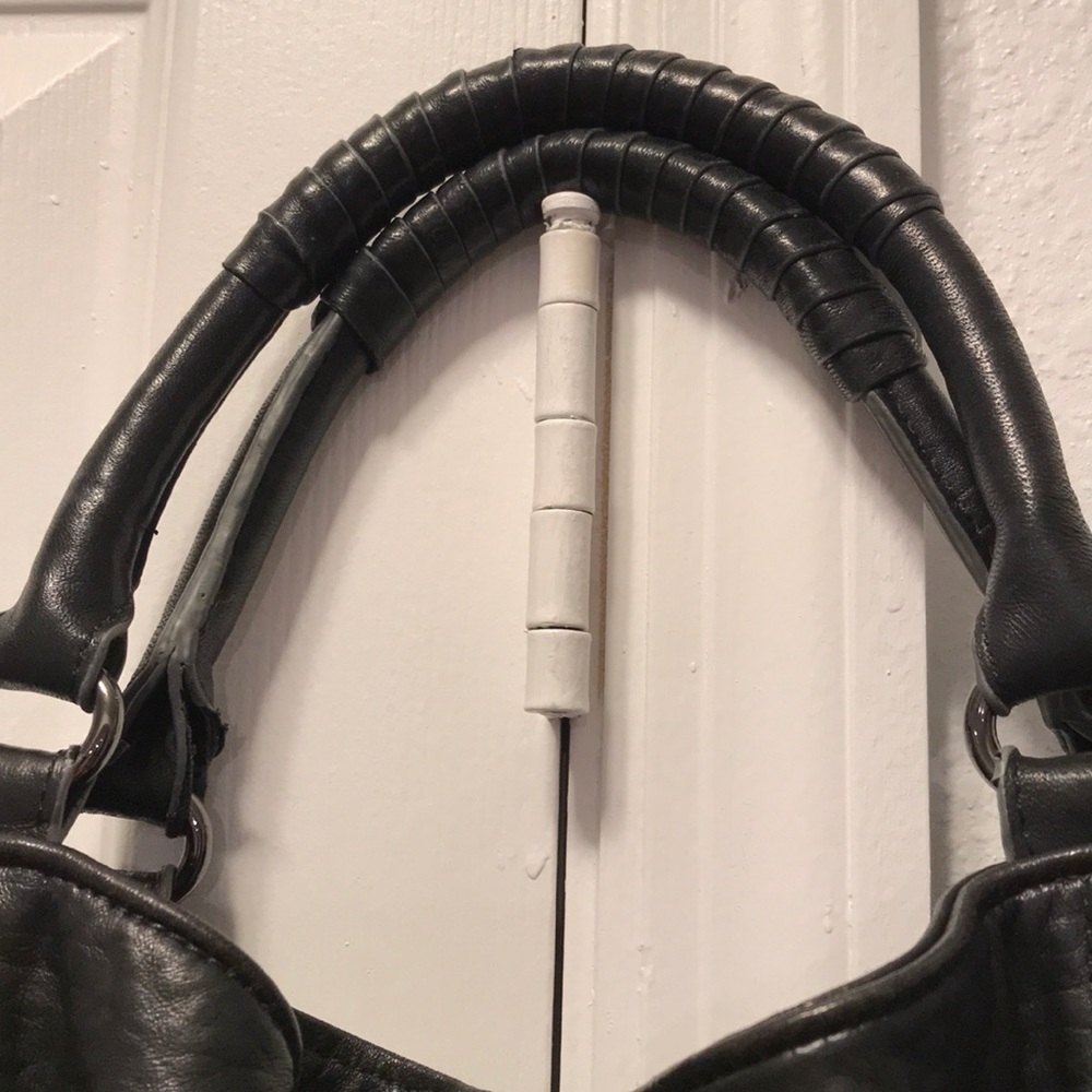 Super cute black leather Vince Camuto purse! - Picture 4 of 8